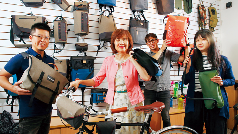 台灣今品董座游明婉（左2）帶領員工從一個水袋開始創新，生意從軍方做到單車，近年更跨足戶外運動用品。